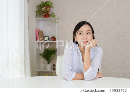 一個輕鬆的女人 一個輕鬆的女人 39933712