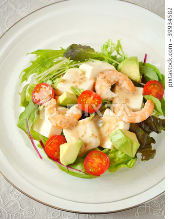 Tofu and shrimp salad (high angle) 39934582
