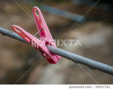 Clamping device To protect the moving fabric. We u Clamping device To protect the moving fabric. We u 39937382