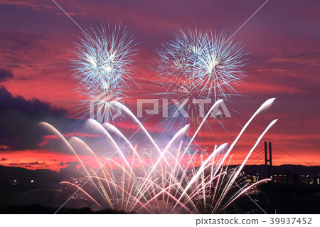 Fireworks and sunset Itami fireworks display (Itami City, Hyogo Prefecture) 39937452