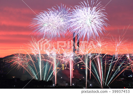 Fireworks and sunset Itami fireworks display (Itami City, Hyogo Prefecture) Fireworks and sunset Itami fireworks display (Itami City, Hyogo Prefecture) 39937453