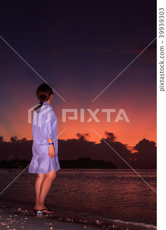 A woman looking at the sky in the dusky darkness 39939303
