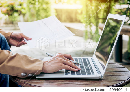 Work and relax, Woman freelancer is working new project of busin Work and relax, Woman freelancer is working new project of busin 39940044