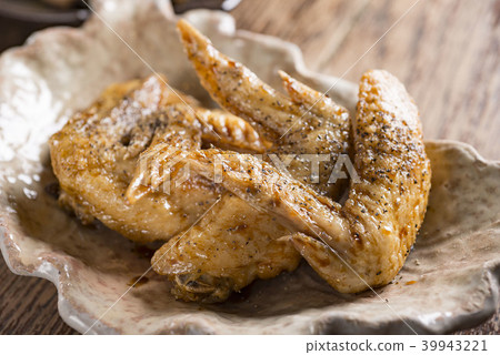 Charcoal-grilled chicken wings 39943221