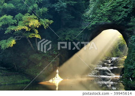 Deep groove waterfall Morning sunshine 39945614