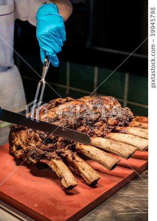 Chef carving beef 39945798