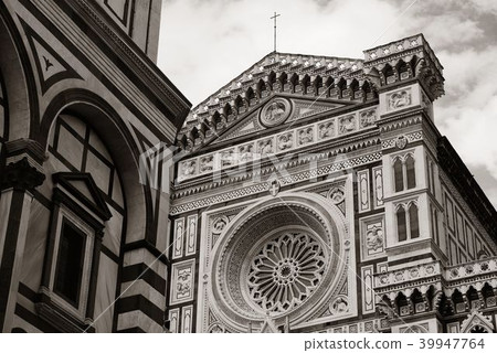 Duomo Santa Maria Del Fiore closeup in street Duomo Santa Maria Del Fiore closeup in street 39947764