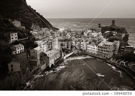 Vernazza bay buildings and sea in Cinque Terre 39948059
