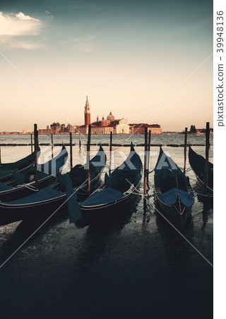 Gondola and San Giorgio Maggiore island Gondola and San Giorgio Maggiore island 39948136