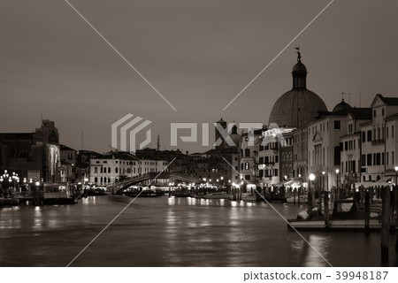 Venice canal night Venice canal night 39948187