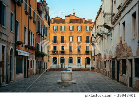 Venice courtyard well 39948401