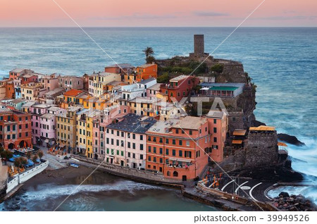 Vernazza buildings and sea in Cinque Terre 39949526