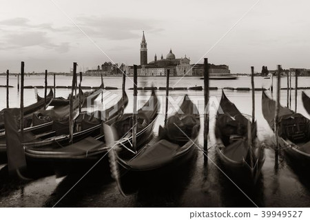 Gondola and San Giorgio Maggiore island 39949527
