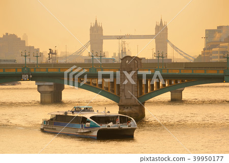 London silhouette 39950177