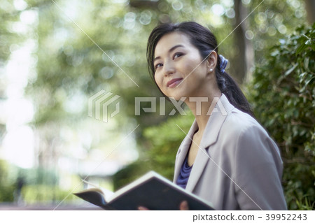 讀一本書的婦女以美好的綠色 39952243