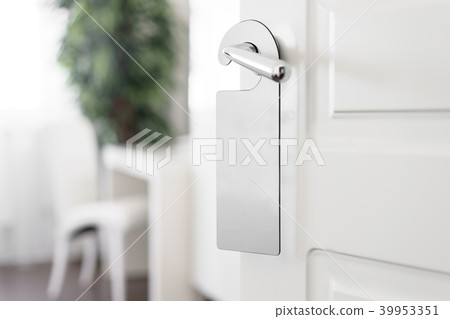 Door knob with empty label on a door handle for 39953351