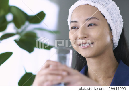 在美容客廳的婦女飲用水 在美容客廳的婦女飲用水 39953993