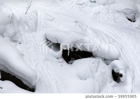 Slope for freeriding with tracks from ski Slope for freeriding with tracks from ski 39955905