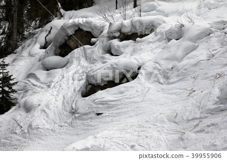 Slope for freeriding with tracks from ski Slope for freeriding with tracks from ski 39955906