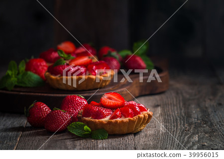 Fresh homemade berrie tarts Fresh homemade berrie tarts 39956015