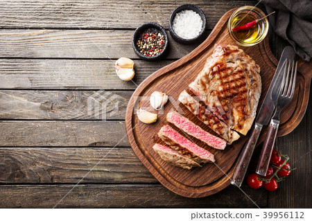 Medium rare grilled steak Medium rare grilled steak 39956112