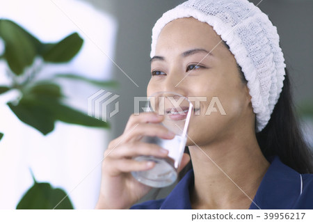 在美容客廳的婦女飲用水 在美容客廳的婦女飲用水 39956217
