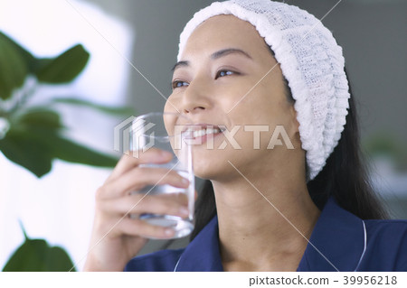 在美容客廳的婦女飲用水 在美容客廳的婦女飲用水 39956218