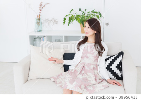放鬆在屋子裡的婦女 放鬆在屋子裡的婦女 39956413