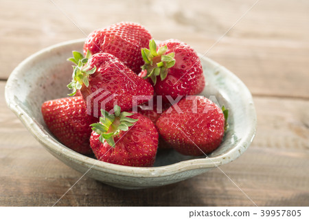 一個草莓 一個草莓 39957805