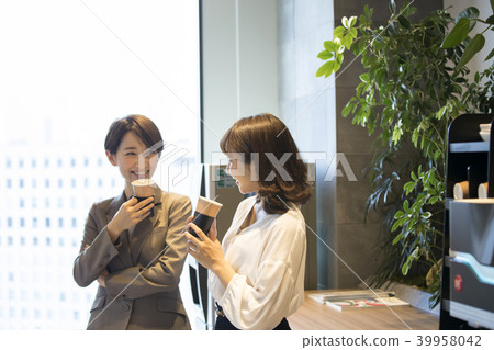 Two OL to take a break in the office 39958042