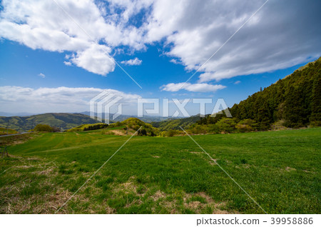 Pasture of the plateau and flowing clouds View of Chichibu mountain range from Chichibu plateau ranch b Pasture of the plateau and flowing clouds View of Chichibu mountain range from Chichibu plateau ranch b 39958886