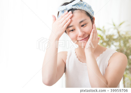 Young Japanese female beauty wearing lotion 39959706