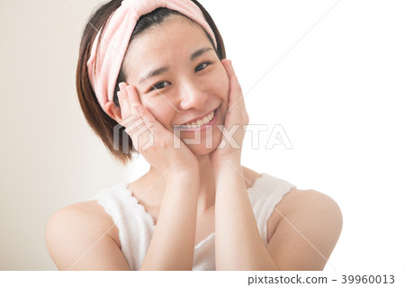 Young Japanese female beauty wearing lotion 39960013