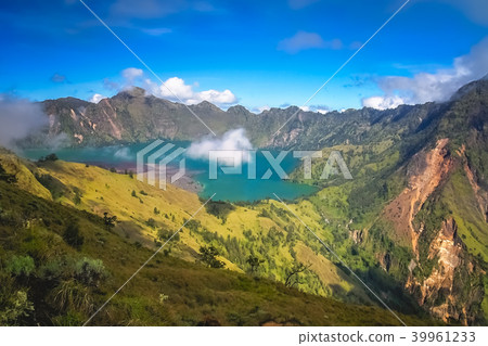 View of the caldera of Gunung Rinjani volcano 39961233
