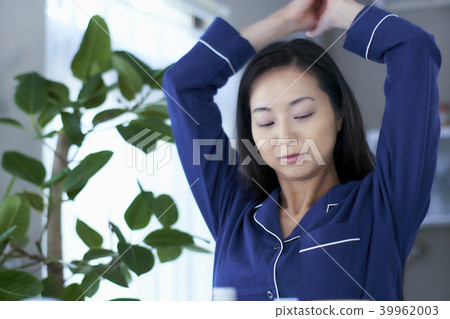 美女一個女人在早上因缺乏睡眠而伸展 美女一個女人在早上因缺乏睡眠而伸展 39962003