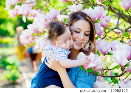mother and child have a lasure in Magnolia garden 39962135