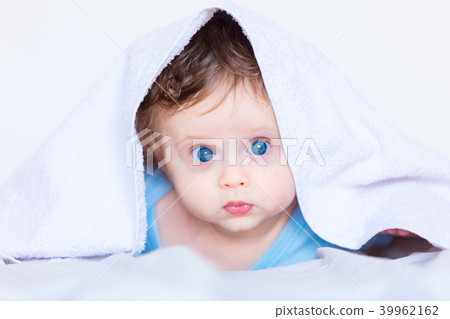 Little child boy with blue eyes 39962162