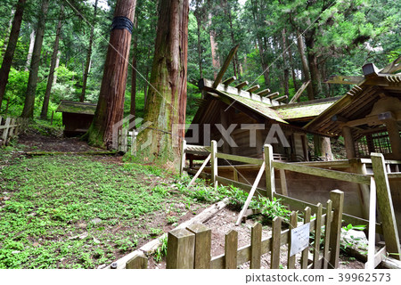 Nishina Akiragu Shrine Honden,Nakamon和一家漁船店離開日本最古老的Shinmei建築 Nishina Akiragu Shrine Honden,Nakamon和一家漁船店離開日本最古老的Shinmei建築 39962573