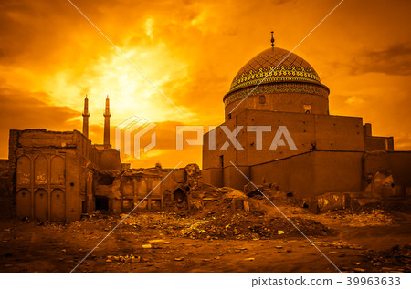 Sunset over the damaged mosque in Kashan in Iran 39963633