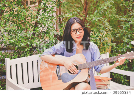 Music Concepts. Asian girls playing guitar. Asian women relaxing 39965584
