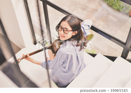 Music Concepts. Asian girls playing guitar. Asian women relaxing 39965585