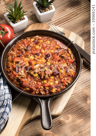 Chili con carne in a clay pan. Chili con carne in a clay pan. 39966141