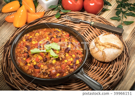 Chili con carne in a clay pan. Chili con carne in a clay pan. 39966151