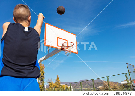Young man shooting free throws from the foul line 39966878