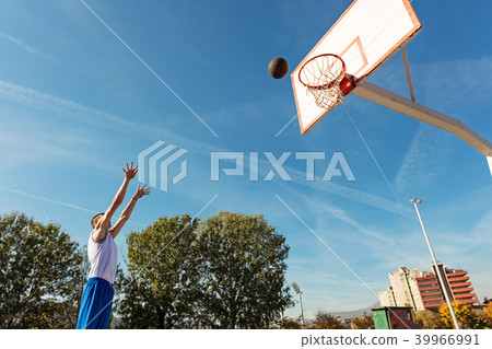 Young man shooting free throws from the foul line Young man shooting free throws from the foul line 39966991