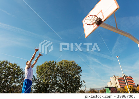 Young man shooting free throws from the foul line 39967005