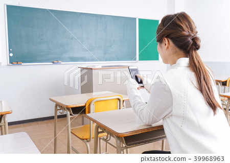 Student using mobile phone in classroom 39968963