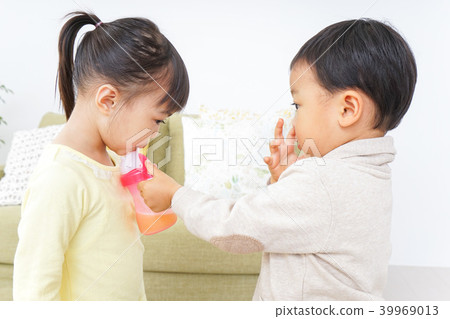 Girls and boys playing with two people Girls and boys playing with two people 39969013