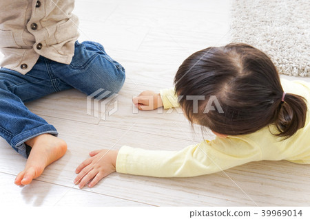 女孩和男孩和兩個人一起玩 女孩和男孩和兩個人一起玩 39969014