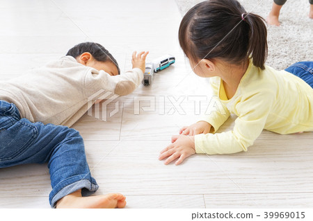 女孩和男孩和兩個人一起玩 女孩和男孩和兩個人一起玩 39969015